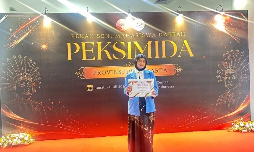 Mahasiswi UNM Juara PEKSIMIDA DKI 2026, Monolog ‘Balada Sumarah’ Bawa Pulang Juara Harapan 1