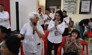 Hangatnya HUT Ke-26 PLN Icon Plus Bersama Lansia di Panti Werdha Theodora Makassar