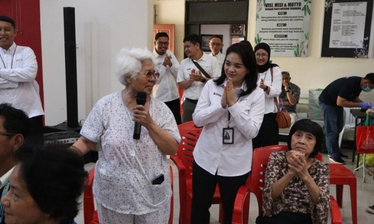Hangatnya HUT Ke-26 PLN Icon Plus Bersama Lansia di Panti Werdha Theodora Makassar